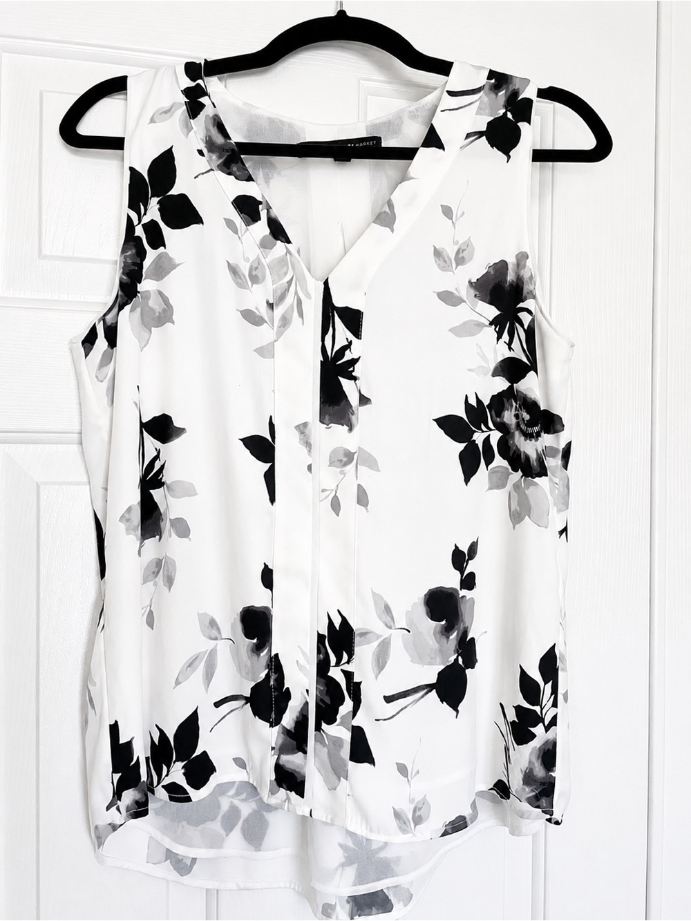 White House Black Market Floral Sleeveless Blouse Black White Size 6